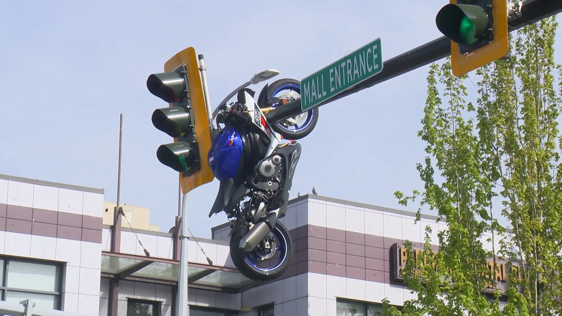 Collision leaves motorcycle hanging from traffic light in Delta, B.C.